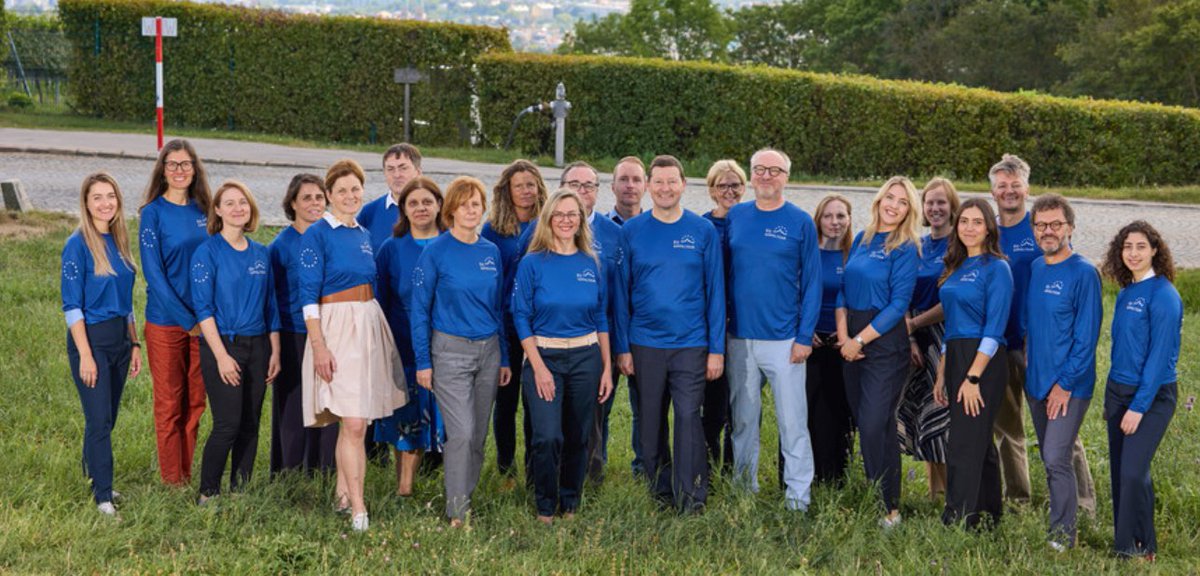 Frohe Weihnachten 🎄 und erholsame Feiertage wünscht das Team der <a href="/EUKommWien/">EU-Kommission Wien</a> 🇪🇺🇦🇹.

Infos zu unseren Prioritäten &amp; Aktivitäten 2023 gibt's in unserer Jahresbroschüre 👉 austria.representation.ec.europa.eu/system/files/2…