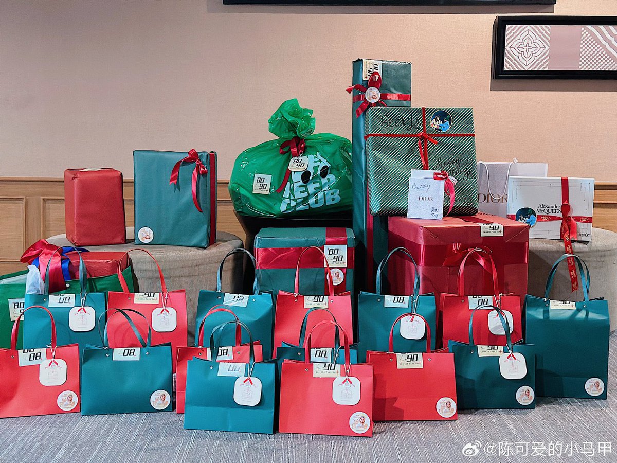 OnlyFor_Becky's tweet photo. Besides the gift from the candy house, there is this.🤧🤧🤧🤧

#Beckysangels https://t.co/wg3y1VIdhC