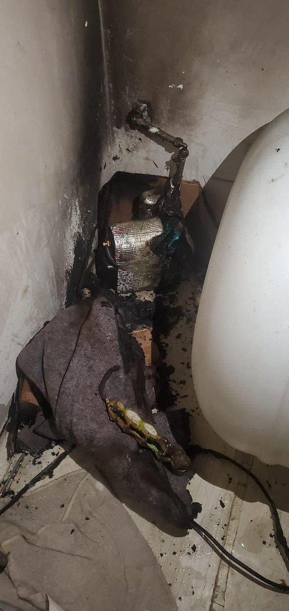 СЭРЭМЖЛҮҮЛЭГ ‼

Шөнийн цагаар тог маш их хэлбэлзэж байна шүү... өчигдөр шөнө дунд 2 цагын үед разетка буудаад гал алдчихсан. Нойр муутай тулдаа унтаагүй байж таарлаа, унтчихсан байсан бол юучгүй шатах байж, босоод хартал гал дүрэлзээд гэрээр дүүрэн утаа болцон байсан. Гялс гүйж