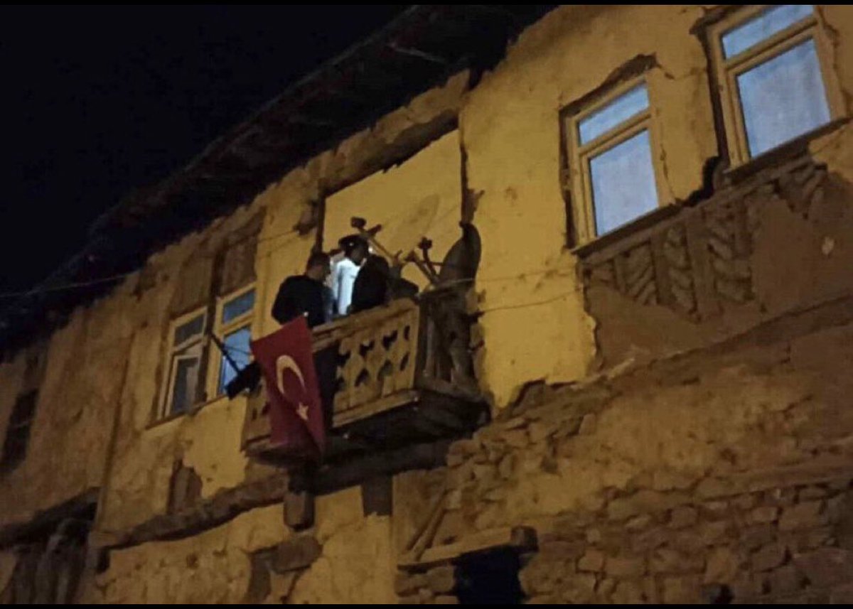 Bin gönül yanarken, bir çiçek açmaz bu dünyada.

Ahmet Karakuzu