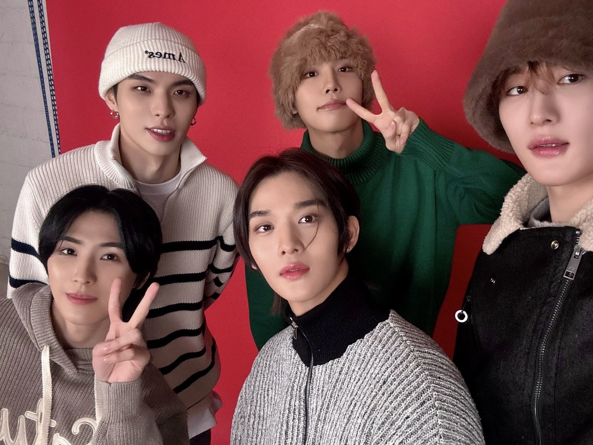 🎄𝑴𝒆𝒓𝒓𝒚 𝑪𝒉𝒓𝒊𝒔𝒕𝒎𝒂𝒔 𝒘𝒊𝒕𝒉 𝑪𝑰𝑿🎄

#CIX #씨아이엑스 #BX #승훈 #배진영 #용희 #현석 #2023크리스마스 #크리스마스 #Christmas