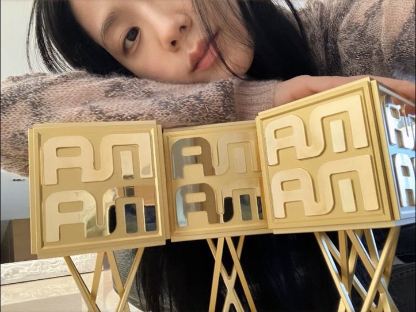 #JISOO with MNET ASIAN MUSIC AWARDS trophies.

CONGRATULATIONS JISOO
#JISOO_MAMA2023