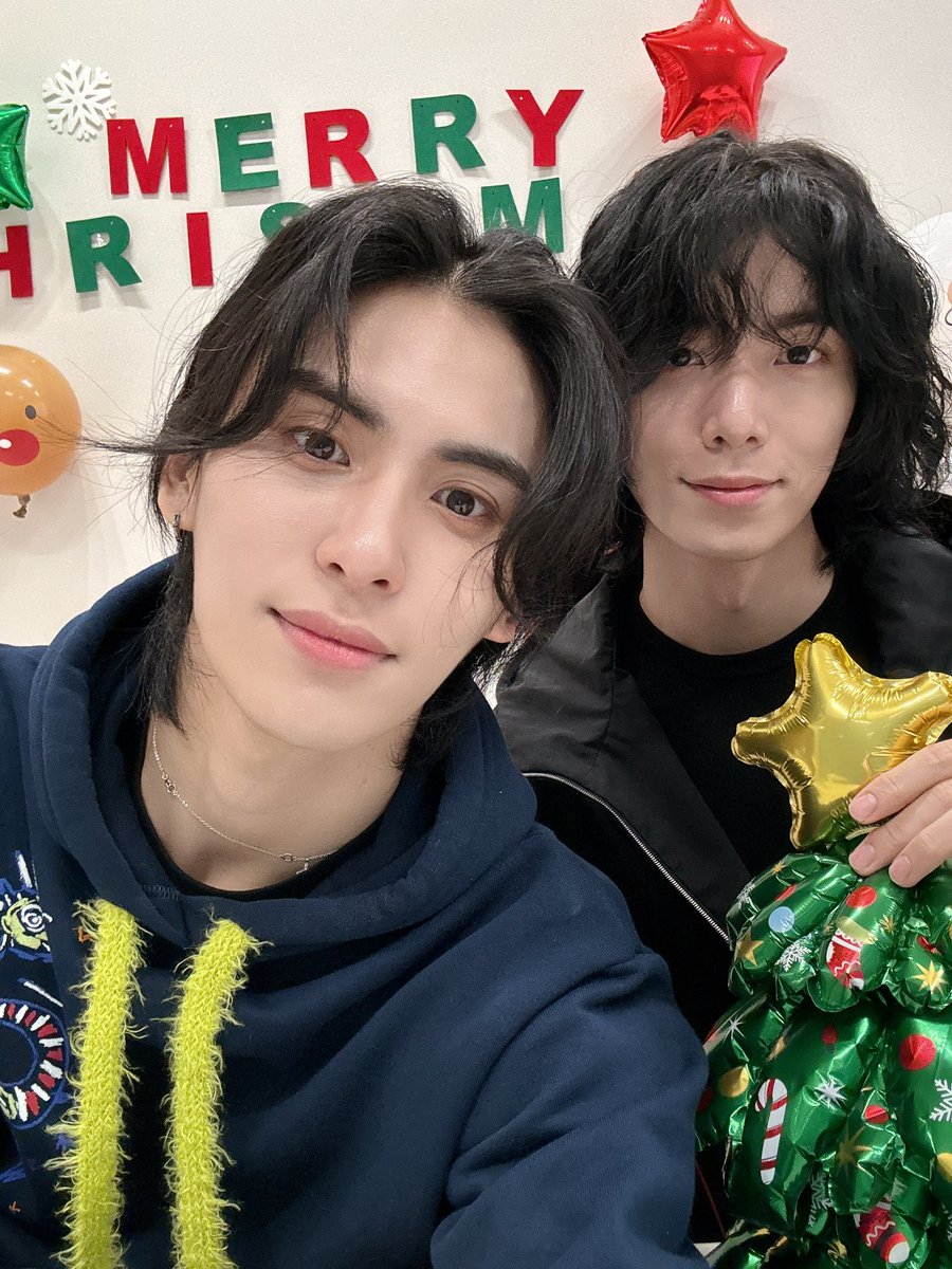 SF9official's tweet photo. 판타지
메리크리스마스🙌
오늘내일즐겁게보내요🎄

#SF9 #YOOTAEYANG #HWIYOUNG https://t.co/ophZNhyk0t