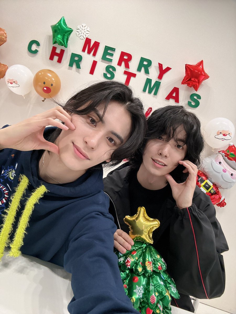 판타지
메리크리스마스🙌
오늘내일즐겁게보내요🎄

#SF9 #YOOTAEYANG #HWIYOUNG