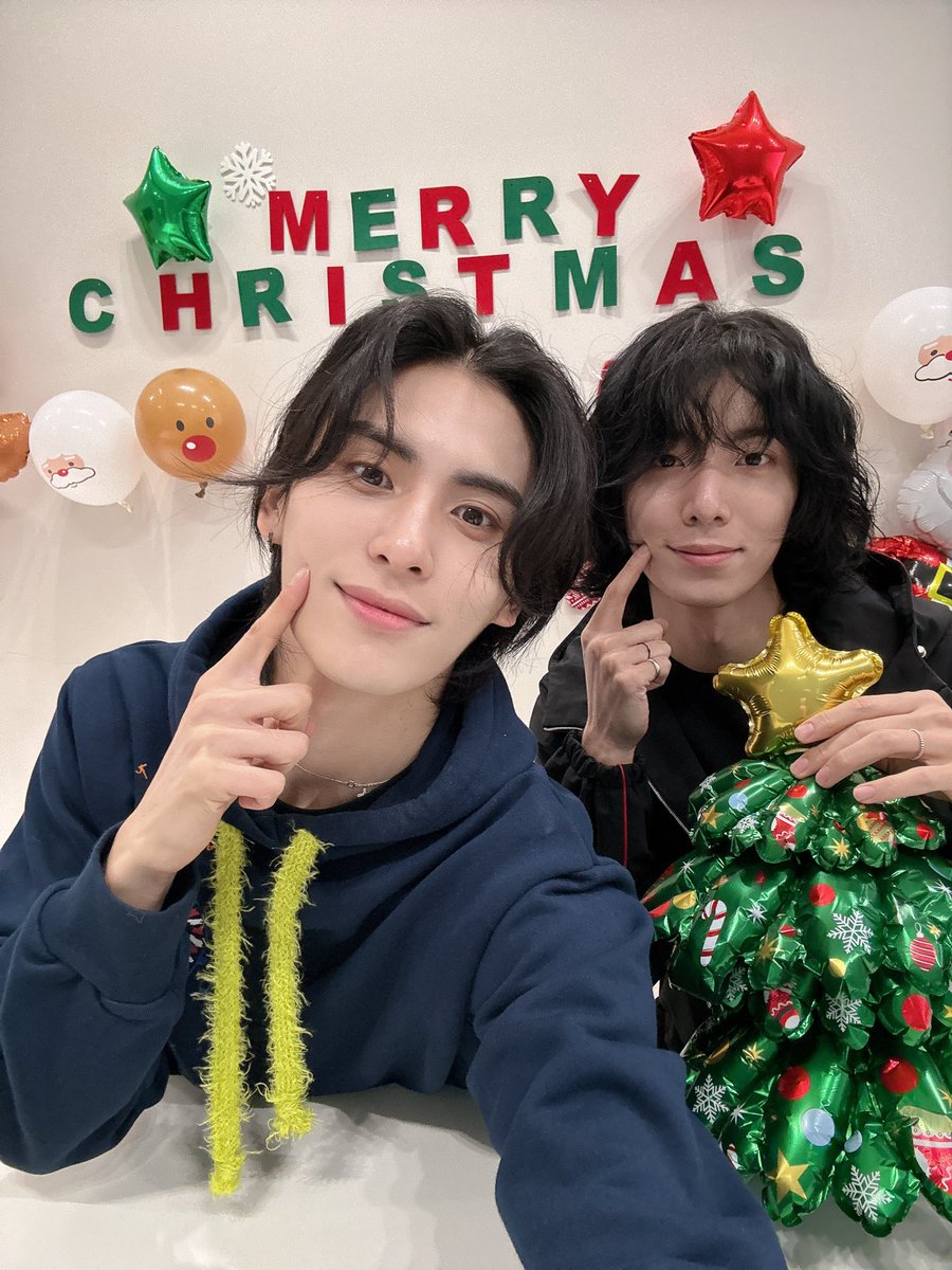 SF9official's tweet photo. 판타지
메리크리스마스🙌
오늘내일즐겁게보내요🎄

#SF9 #YOOTAEYANG #HWIYOUNG https://t.co/ophZNhyk0t