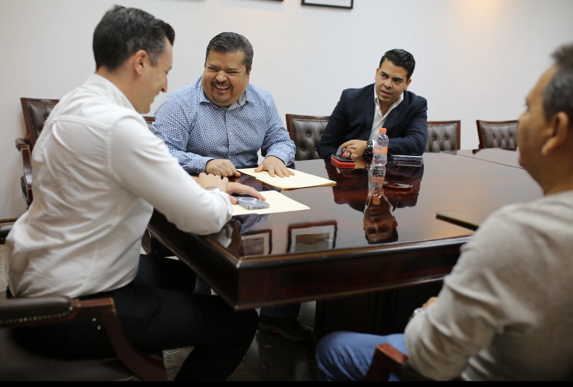 JorgeRomero92's tweet photo. Siempre trabajando de la mano de mi Amigo ,Líder y Secretario General , feliz cumpleaños Jefe @Asernadeleon https://t.co/KVwYkHEO4a