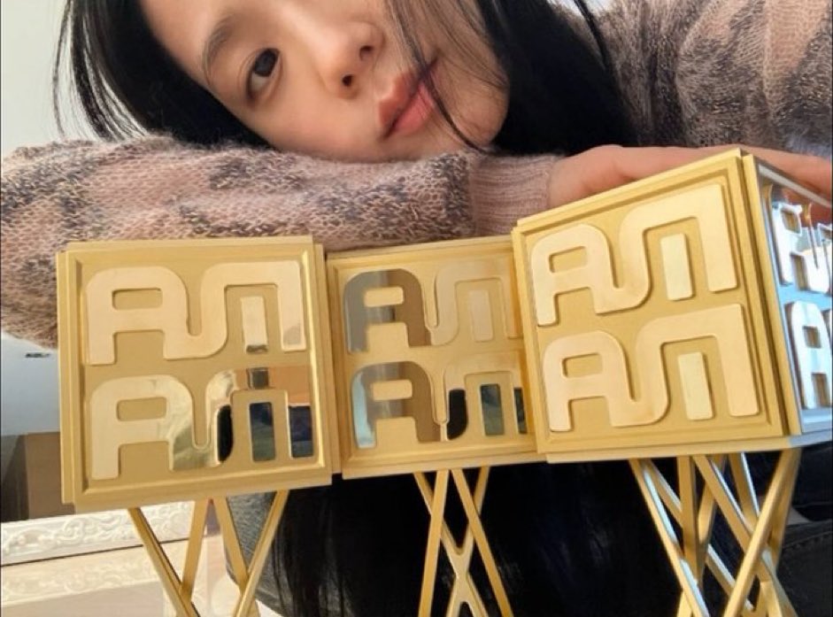 jisoogaIIery's tweet photo. JISOO finally got her MAMA awards 🥹 https://t.co/5nS1zxAf4M