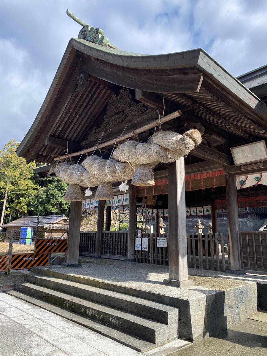 katuumashi4's tweet photo. 松江行ってよかったスポット
揖屋駅から徒歩10分の揖夜神社
ちょうど昨夜の雪溶水が門を濯いで清々しい空気感
あと境内の恵比寿様のお社に彫られた龍の迫力がすごい。 https://t.co/D3lp3yrpCY