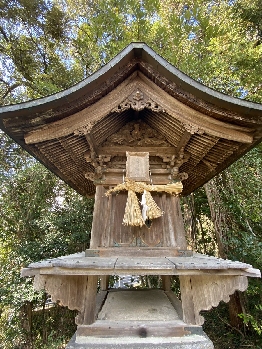 katuumashi4's tweet photo. 松江行ってよかったスポット
揖屋駅から徒歩10分の揖夜神社
ちょうど昨夜の雪溶水が門を濯いで清々しい空気感
あと境内の恵比寿様のお社に彫られた龍の迫力がすごい。 https://t.co/D3lp3yrpCY