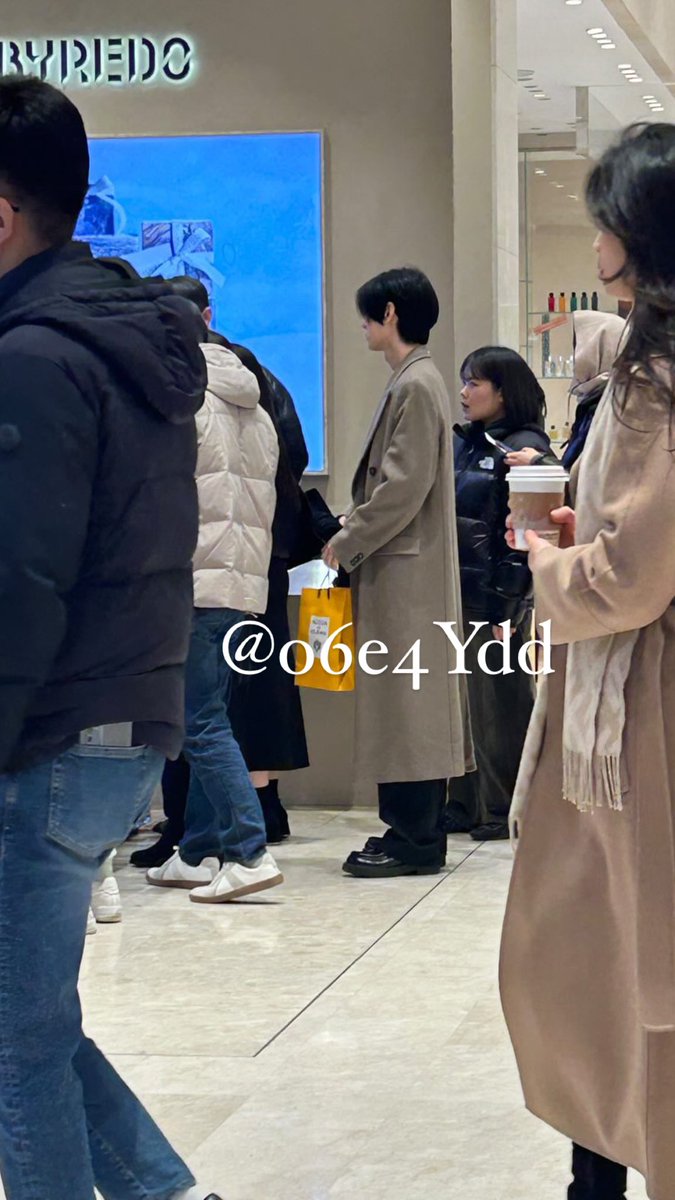 향수사는 성훈이다😍
오늘도 코트 입었네ㅋㅋㅋㅋㅋ