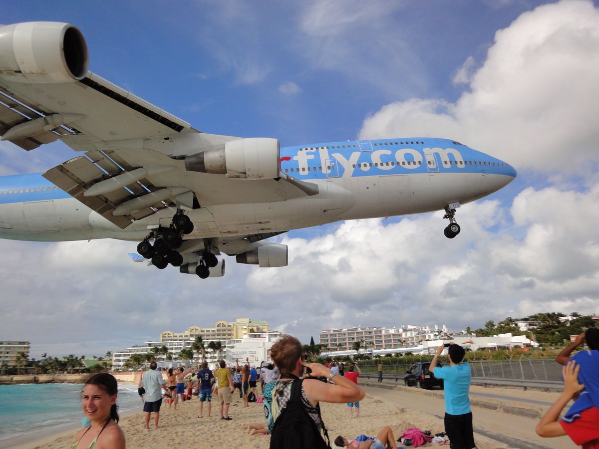 ComeWatchBen's tweet photo. Still one of my favourite photos that my mum has taken to this day. I am standing right under that 747-400 as it lands into Princess Juliana International Airport at St Maarten. My favourite place in the world.
#airport #aircraft #photography #travel https://t.co/2a7PrAO15u