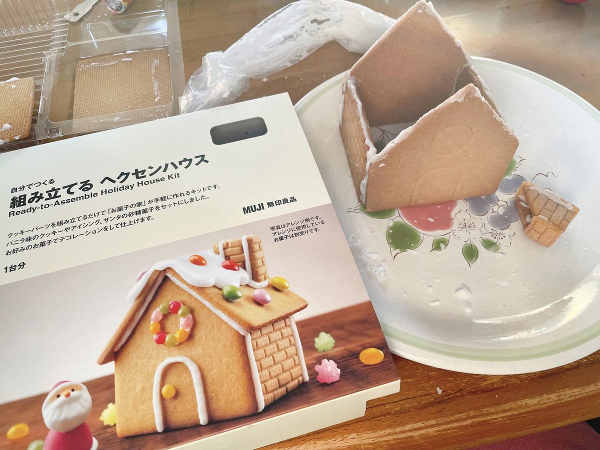 mikant37's tweet photo. 無印の「自分でつくる　組み立てる　ヘクセンハウス」、不器用すぎてパーツを間違えたり、倒壊させたりしてます😱 https://t.co/3T8ZN2P5hu