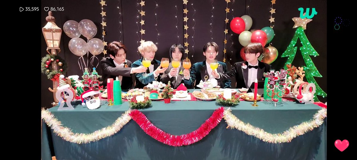 ____dimpless's tweet photo. already 5 Christmases together 
merry christmas 🎄🎅
#TOMORROW_X_TOGETHER https://t.co/SQLPA3C0mj