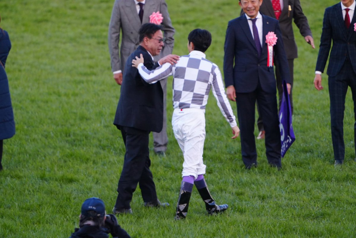 kkr8612's tweet photo. 松島オーナー×武豊

純 愛 2 0 2 3 https://t.co/53FTYFdR2g