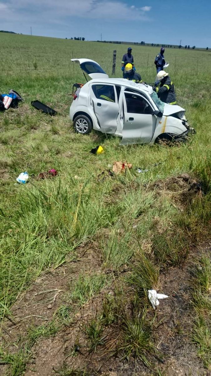 😭Four people were killed on Saturday morning when a minibus taxi and a light motor vehicle (sedan) collided head-on on R23 Road between Val and Standerton. The four were all occupants in the sedan. They included three adult males and one male child.