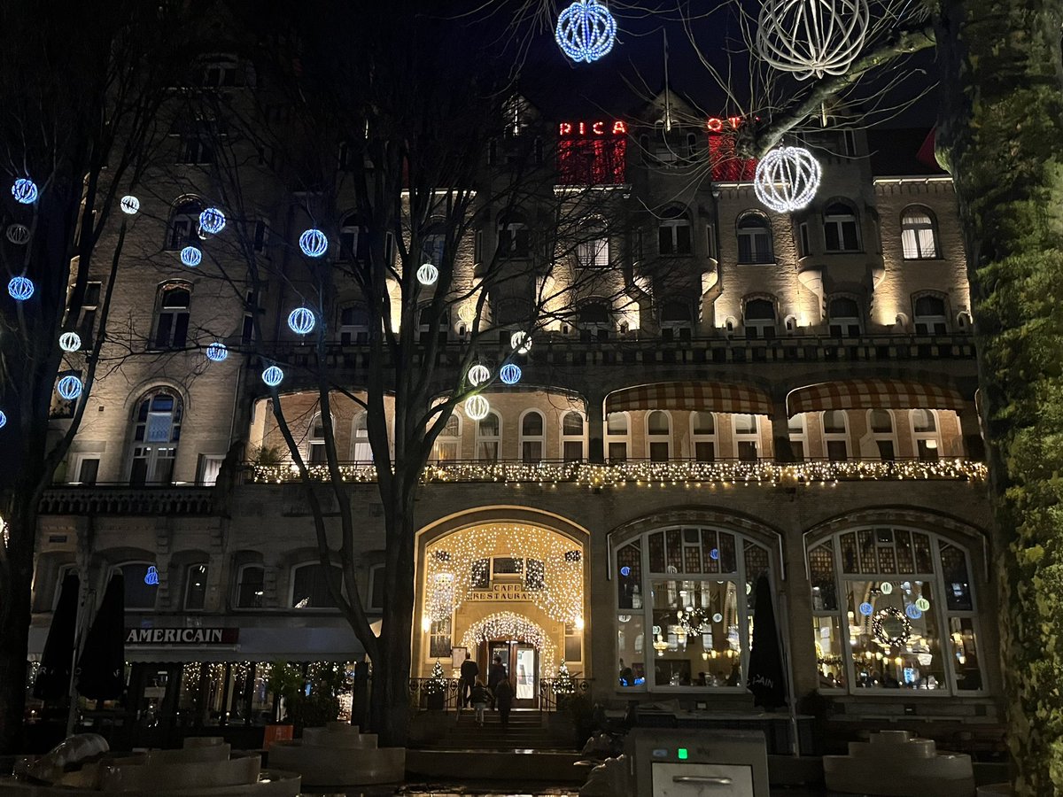 shinyrob's tweet image. Leidseplein, Amsterdam, Xmas Eve 2023