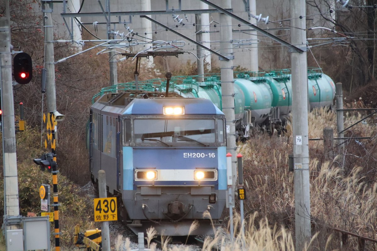 📷️　(12月24日)

EH200-16+空タキ10

#タキ活写真　(12)

日曜日の16時に来るタキは、レア。

撮影機材
R10+シグマ18-300f3.5-6.3
#Canon
#EOSR10 
#CanonEOSR10 
#EFEOSR 
#SIGMA
#18300f3563

撮影日・令和5年12月24日