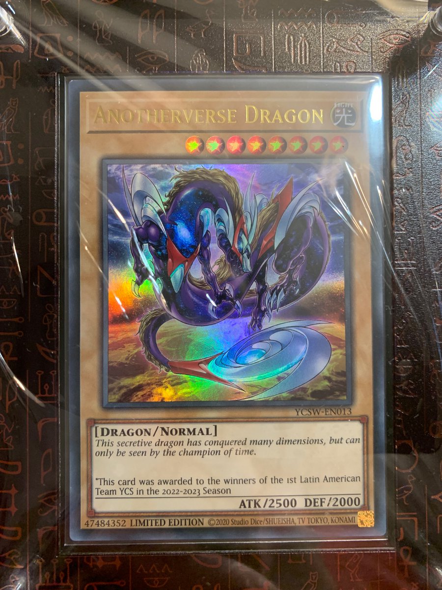 YCSWプロモは貫通ホイル個体が多い中、所有のアナザーバースドラゴンは貫通が一切ありません。これはSRの貫通個体を事前に見ていただけに、一瞬偽物を疑ってしまう程で、この様な個体差があるのも魅力です。個人的にはバニラモンスターで初期プロモの雰囲気を持つこの子が大変気に入っています🐉