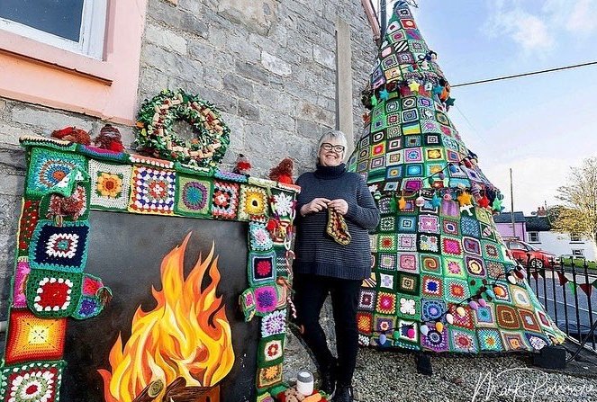 womensart1's tweet image. Crocheted Christmas tree and fireside created in North Devon, UK as a community project by the Appledore Community crafters. #ChristmasEve