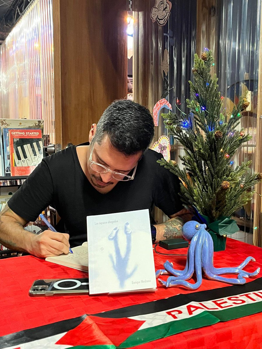 Kike_Medrano's tweet photo. En la presentación de mi libro de poemas LOS ZAPATOS AHOGADOS https://t.co/yRXyTQgp9P