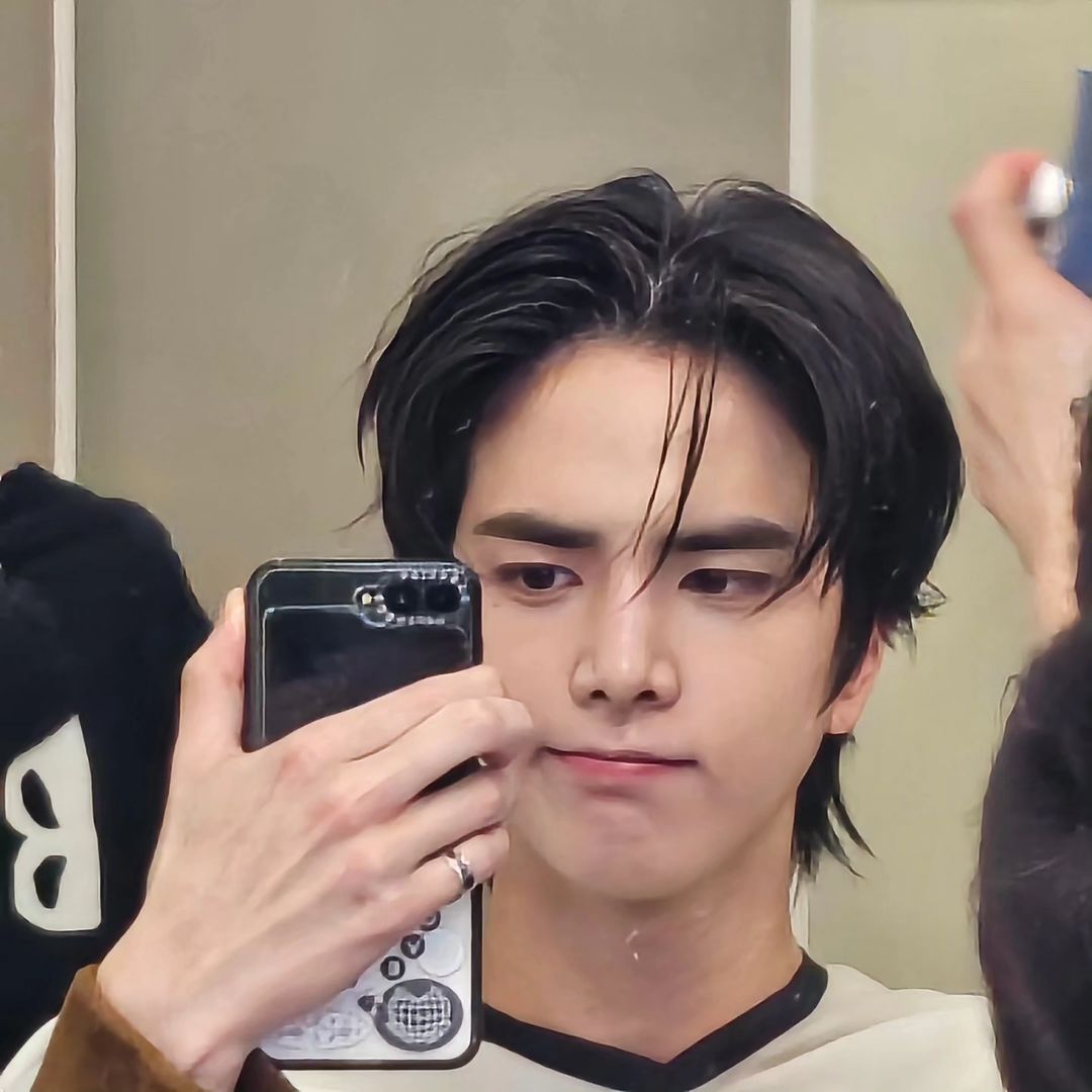 BBANGBIS WAKE UP LONG BLACK HAIRED YOUNGHOON MIRROR SELCAS JUST DROPPED