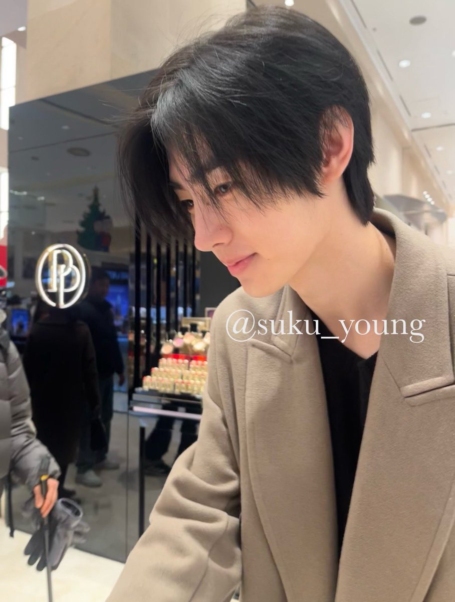 some fans saw sunghoon at shinsegae department store today and asked if it was him. he said it’s right and even shook hands with them. they’re calling him prince too 🥹