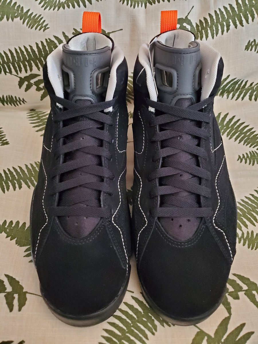nuko_oy55's tweet photo. クリスマスプレゼントのタイミングで届いた“PSG JUMPMAN MVP”
スウェード＆ヌバック素材のアッパーに白いステッチと差し色のオレンジがたまらん😋
目当てのセールまで残ってて良かったが、コラボモデルなのに10月8日発売以来やっと完売って何か複雑な気持ち😆
大切に履いてやんよ👍
#NIKE https://t.co/S0SBPbKjTN