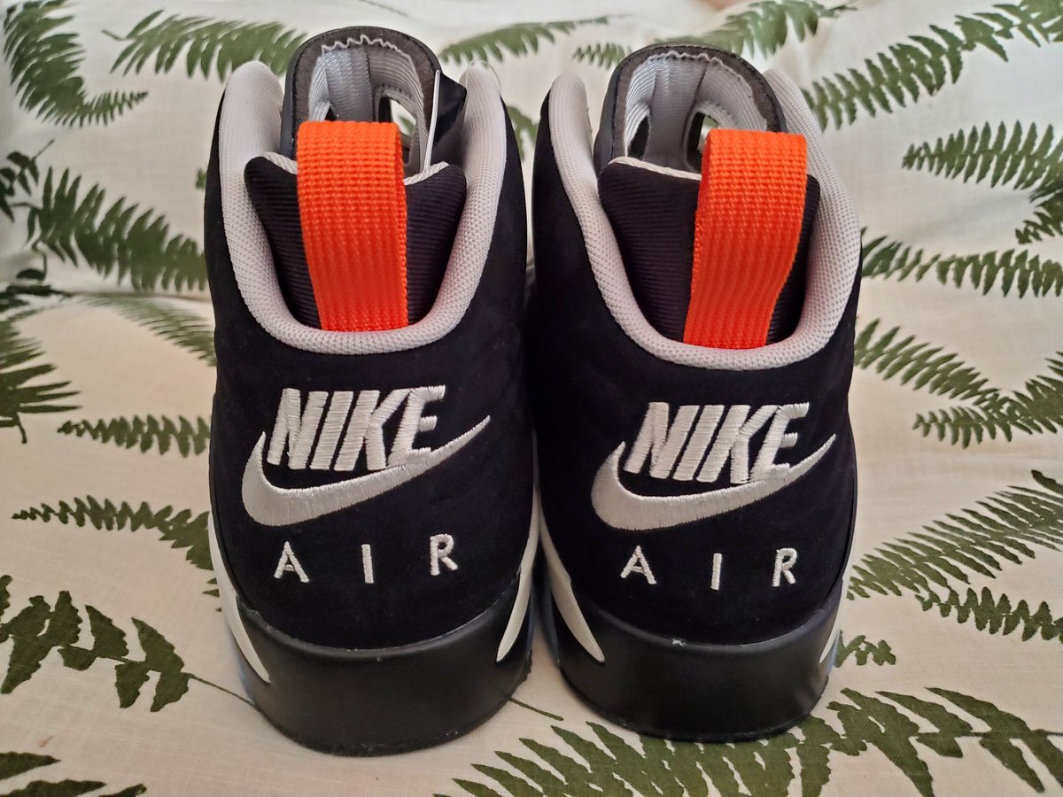 nuko_oy55's tweet photo. クリスマスプレゼントのタイミングで届いた“PSG JUMPMAN MVP”
スウェード＆ヌバック素材のアッパーに白いステッチと差し色のオレンジがたまらん😋
目当てのセールまで残ってて良かったが、コラボモデルなのに10月8日発売以来やっと完売って何か複雑な気持ち😆
大切に履いてやんよ👍
#NIKE https://t.co/S0SBPbKjTN