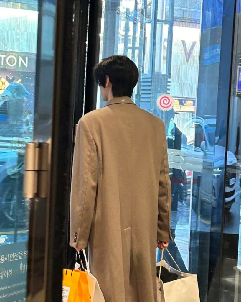 pretty sunghoon in his coat and shopping bags 🤍