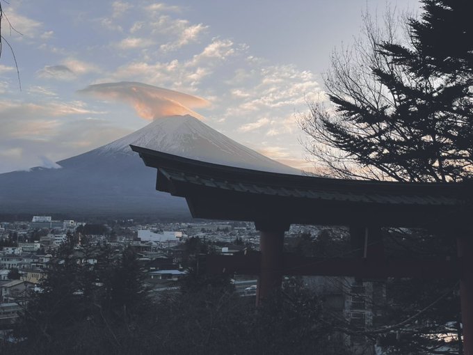 「cloudy sky torii」 illustration images(Latest)