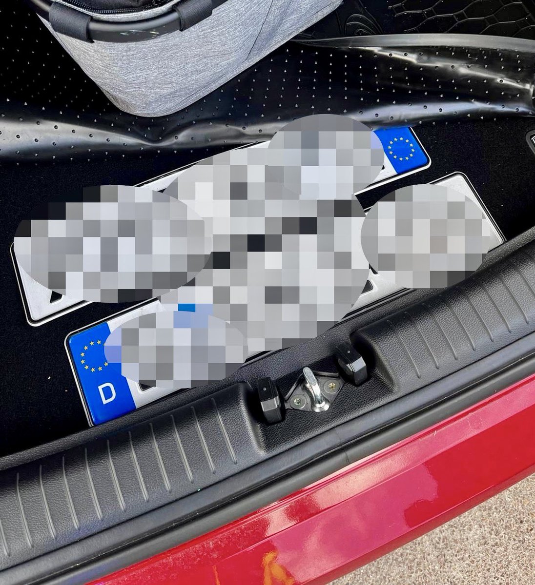 Straz_Graniczna's tweet photo. Wspólny patrol #funkcjonariuszeSG🇵🇱i Policji🇩🇪zatrzymał po pościgu Polaka,który kierował bez uprawnień kradzionym pojazdem KIA Ceed.Samochód miał założone podrobione🇵🇱tablice rejestracyjne,w bagażniku ujawniono oryginalne🇩🇪
👉 https://t.co/FFWSPFTPgX
#JesteśmyNaSłużbie #NoOSG https://t.co/IcPjnEEgNx