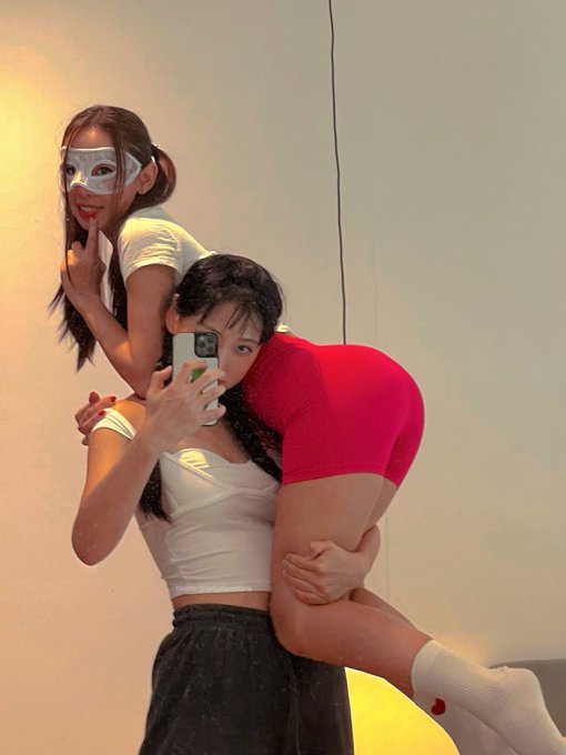 Watch SpicyGum✨'s leaked NSFW photo on TwXstars