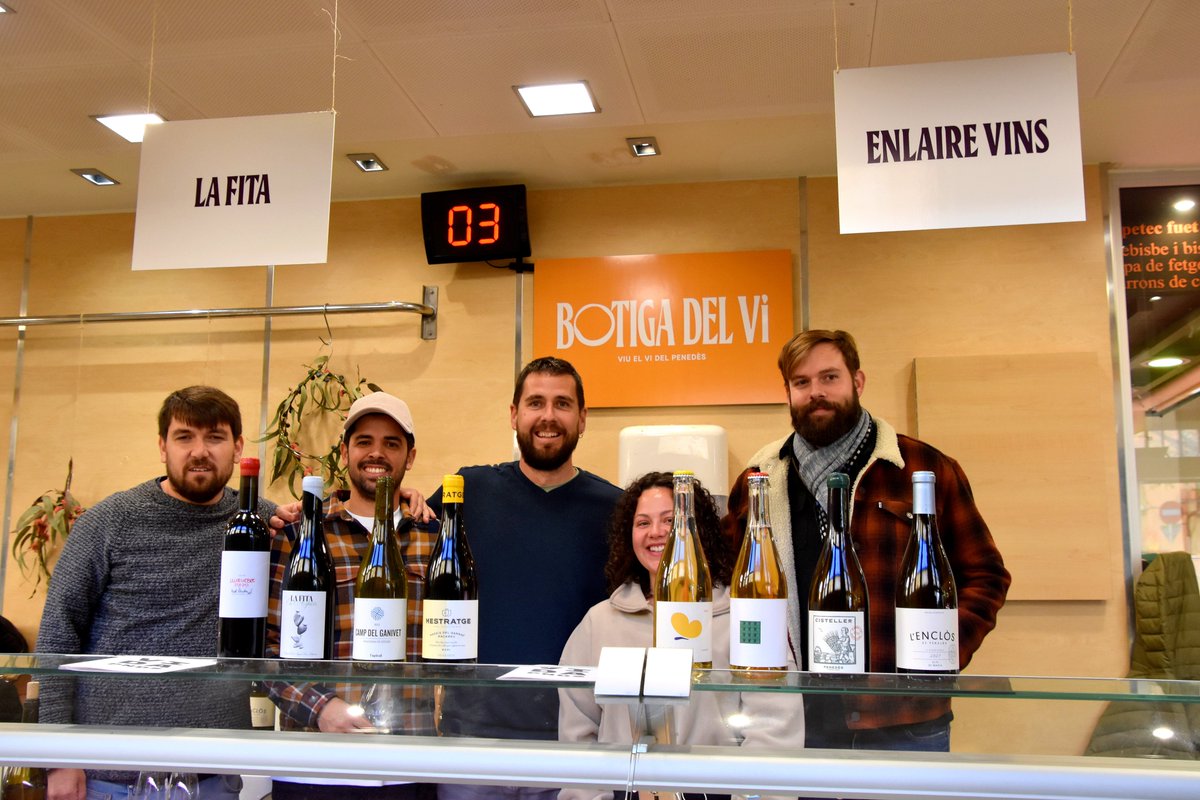 ngelaLlopFarr's tweet photo. Nadal a la ‘Botiga del Vi’, un espai efímer de venda i degustació de vins del Penedès, Vilafranca del Penedès, BCN #botigadelvi #vilafrancadelpenedes #mercatdelacarn #bcnmoltmes #Nadal2023 #jovesemprenedors #winelover #penedeswineregion #dopenedes #winetasting #penedesturisme https://t.co/ypMIDZ9ujw