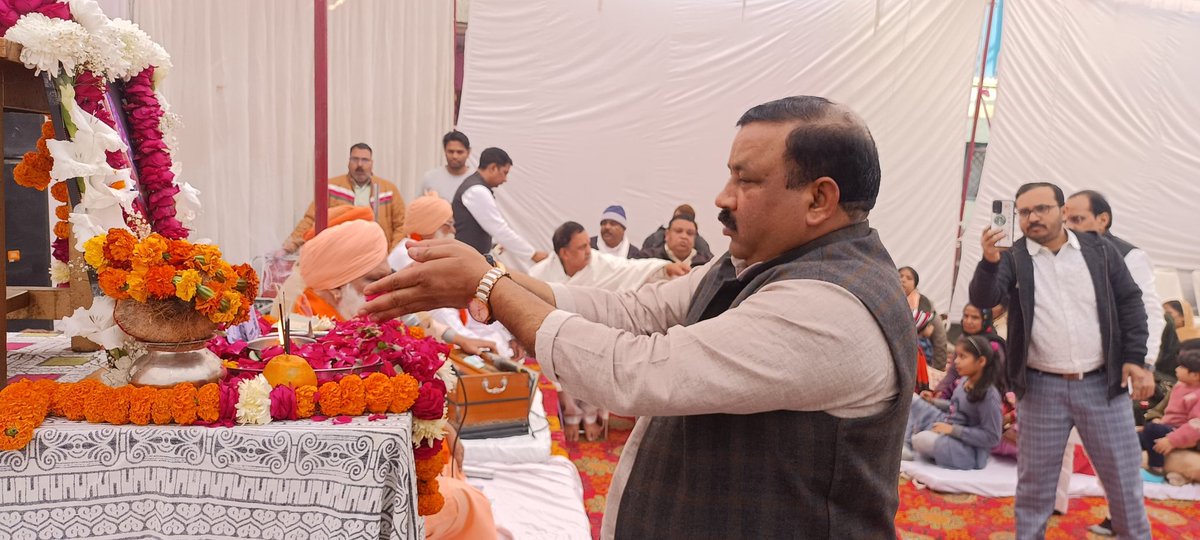karamsinghbjp1's tweet photo. श्री पदम सिंह पवार जी की धर्मपत्नी स्व० संतरा देवी जी के स्वर्गवास,उपरांत आज आयोजित शोकसभा एवं श्रद्धांजलि सत्संग में सम्मिलित होकर परिवार के प्रति शोक संवेदना व्यक्त की एवं ईश्वर से पुण्य आत्मा की शांति हेतु प्रार्थना करते हुए भावपूर्ण श्रद्धांजलि अर्पित की!! 

#sadforyou https://t.co/1G1BsqX8Hr
