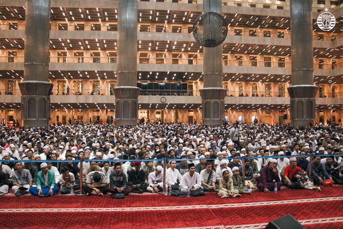 Persija_Jkt's tweet photo. Dalam memperingati Milad yang ke-26, the Jakmania mengadakan Tasyakuran di Masjid Istiqlal, Jakarta Pusat, Sabtu (23/12/2023) malam. 

Malam tasyakuran berjalan khusyuk dan meriah. Lantunan doa dan harapan dari para Jakmania hadir di malam itu mengiringi tausiyah dari Al Habib Jindan Bin Novel, Al Habib Bagir Bin Ali Bin Thohir, dan Al Ustadz dr. H. Das’ad Latif. 

Artikel selengkapnya di https://t.co/NN4o6QoxmT.

#Persija #Fightin95pirit