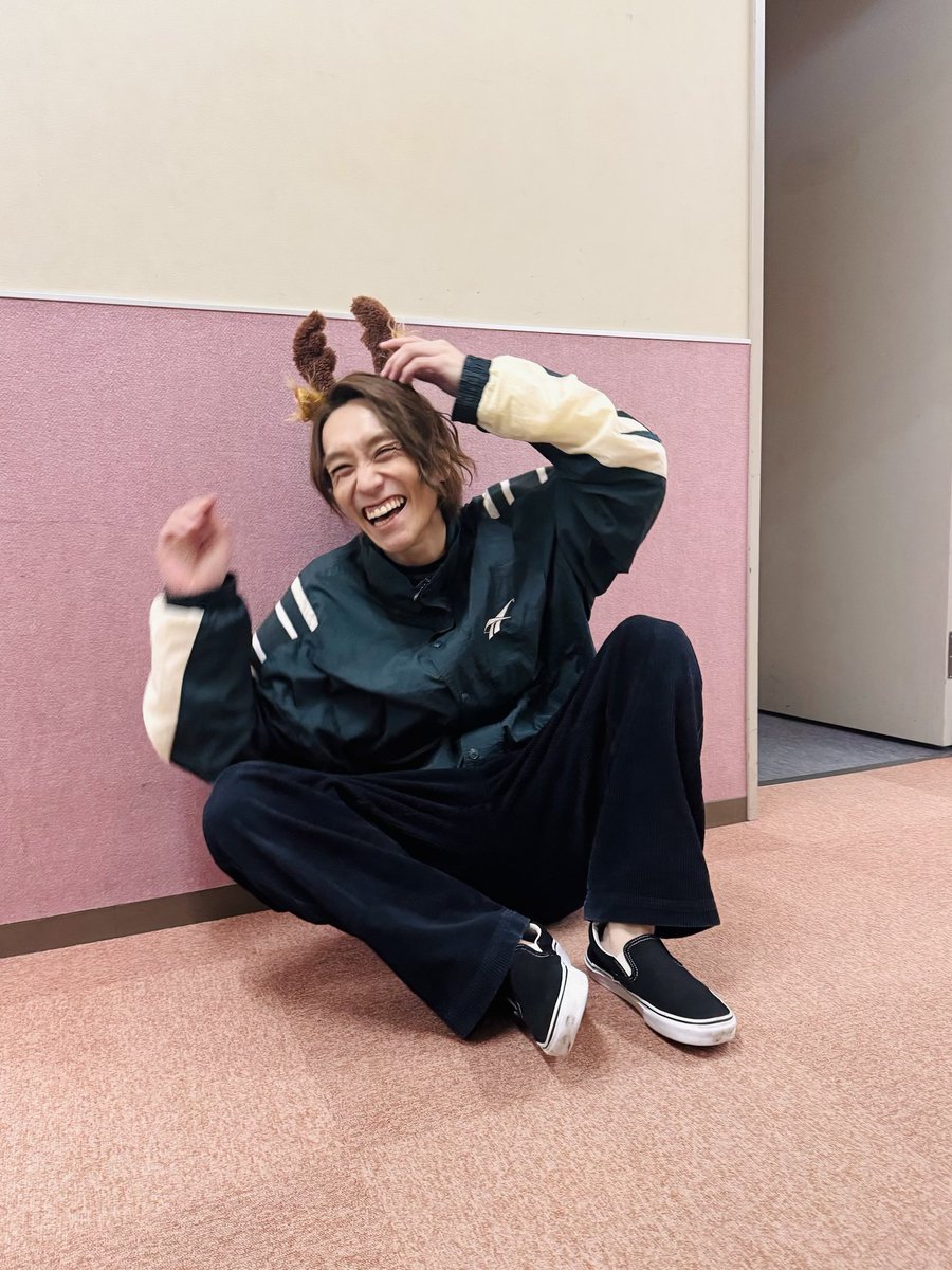 So1_Staff's tweet photo. 【STAFF】

「#ミアファミリア」
大千穐楽ありがとうございました！！

予定にはなかったXmasのアンコールも！🎄笑　皆様のお陰です！
また3人でエンタメをお届けできますように✨

ステージ上ではサンタだったので、
トナカイver.の平間を...💐🎁笑 https://t.co/e3eargsWMe