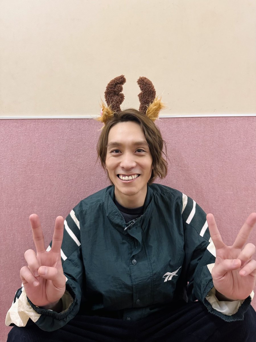So1_Staff's tweet photo. 【STAFF】

「#ミアファミリア」
大千穐楽ありがとうございました！！

予定にはなかったXmasのアンコールも！🎄笑　皆様のお陰です！
また3人でエンタメをお届けできますように✨

ステージ上ではサンタだったので、
トナカイver.の平間を...💐🎁笑 https://t.co/e3eargsWMe