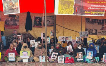 MahrangBaloch_'s tweet photo. Out of 250 students, 100+ student’s status is missing they are not presented in any court, if the students are not released &amp; FIRs against peaceful protestors are not withdrawn then the long march will be compelled to take harsh steps and the state will be responsible for this. https://t.co/v3kx7bBvJx