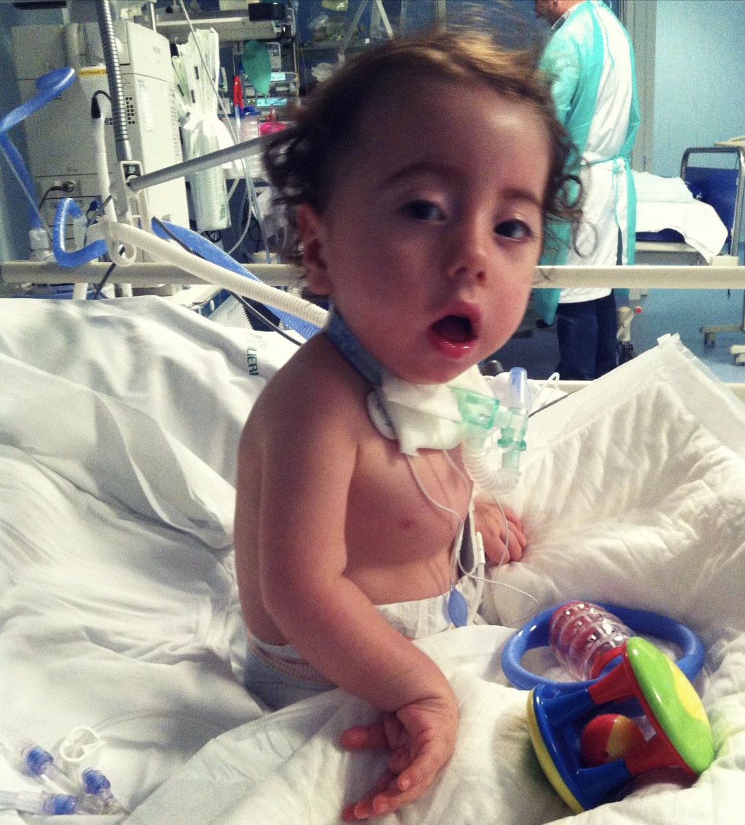 Un buon Natale dietro le porte delle tin, delle tic e tip: luoghi che abbreviano il loro nome per spaventare meno.
Buon Natale a chi come albero ha pompe da infusione, a chi aspetta e ancora spera, a chi piange, a chi prega senza sosta, a chi impreca!
Agli ultimi e a chi li ama!