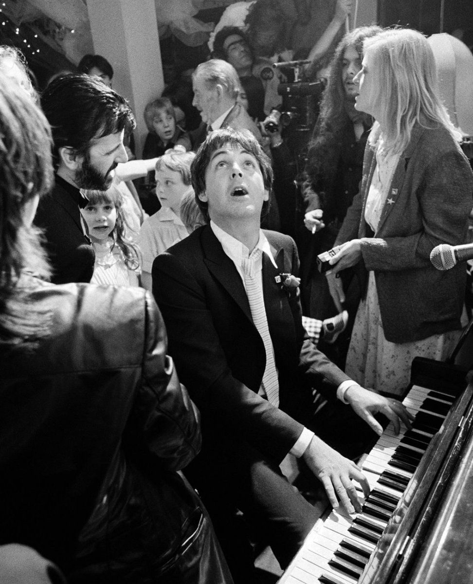 Wishing all of our treasured clients, collectors, artists and fellow gallerists a very Merry Christmas from our whole team 💫⁠ ⁠ 📸 - Paul McCartney, 1981 by Terry O'Neill CBE⁠ ⁠ #boxgalleries #christmas2024 #terryoneill #celebrations #paulmccartney #thebeatles