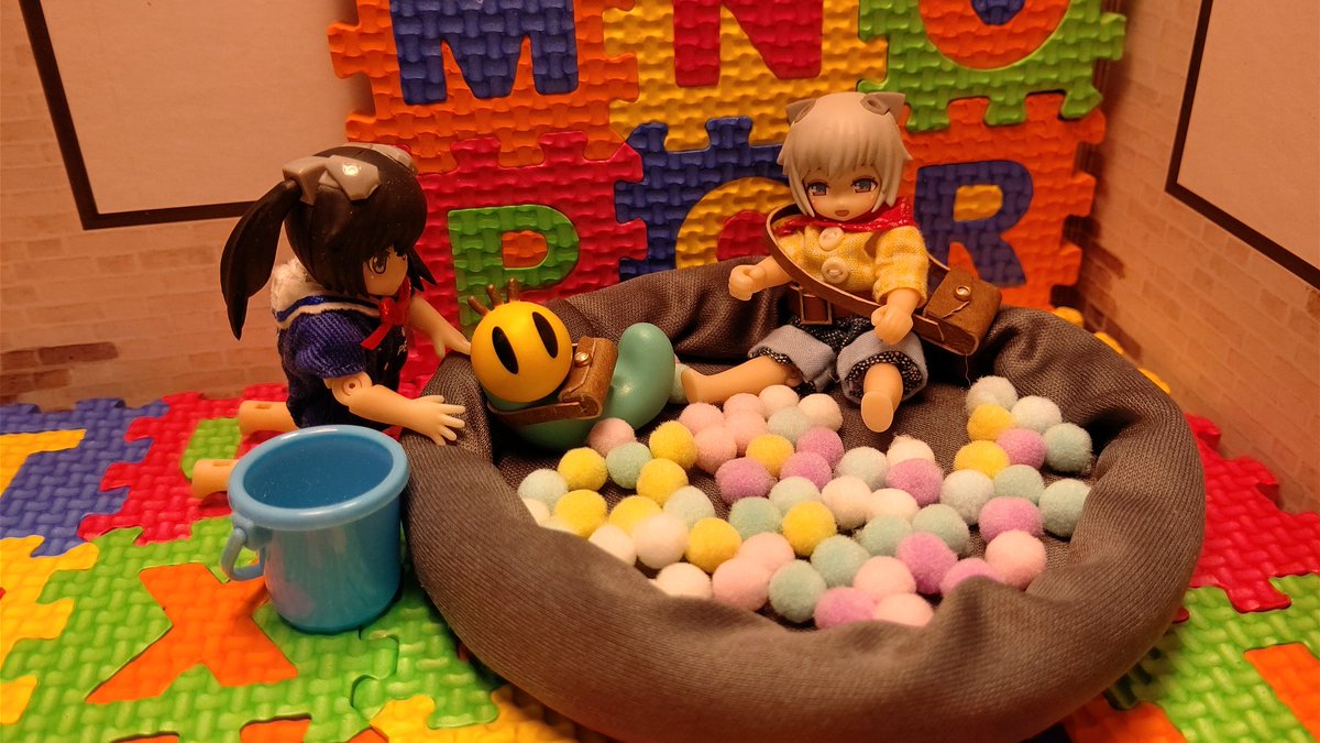suananojuunin's tweet photo. セリアで買った、ハムスター用のベッドと、ぬい活のポンポンで、デスクトップアーミー用のボールプールができたー。
ポンポン、二袋でも寂しかったな…。 https://t.co/hw6Xf8OYb2