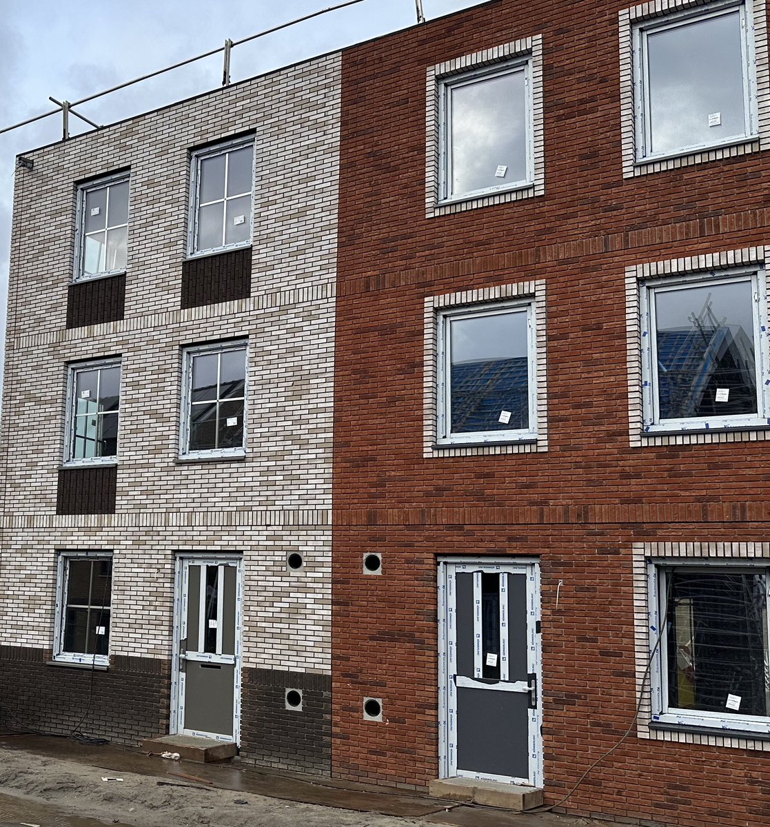 PeterHutten's tweet photo. In @gem_Lelystad, @Zuidplas en @GemeenteGouda beginnen de volgende stappen in hollandse diversiteit @fijnwonen al zichtbaar te worden. Zelfde woonplatform, zelfde fabriek, zelfde robots….maar andere woning, ander metselwerk, andere stedenbouw, andere welstand…... #gewoonanders https://t.co/IATGqhyg4d