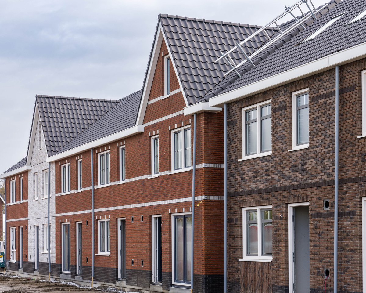 PeterHutten's tweet photo. In @gem_Lelystad, @Zuidplas en @GemeenteGouda beginnen de volgende stappen in hollandse diversiteit @fijnwonen al zichtbaar te worden. Zelfde woonplatform, zelfde fabriek, zelfde robots….maar andere woning, ander metselwerk, andere stedenbouw, andere welstand…... #gewoonanders https://t.co/IATGqhyg4d