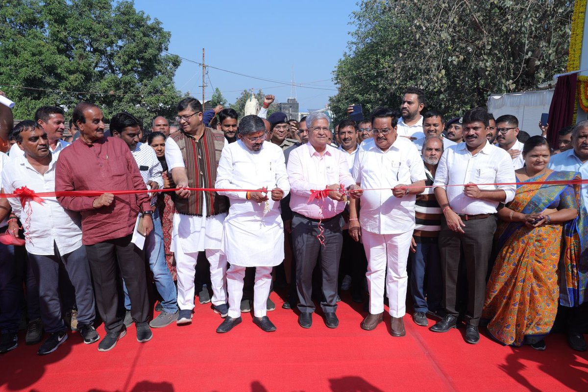 વિકાસની તેજ રફ્તાર એ જ મોદી ગેરંટી !! 

નવસારી જીલ્લાનાં બિલીમોરા રેલ્વે સ્ટેશન ખાતે રેલ્વે ઓવરબ્રીજ અને પાર્ટી પ્લોટને લોકાર્પિત કરતા ખૂબ આનંદની લાગણી અનુભવી. રેલ્વે ઓવરબ્રીજ અને પાર્ટી પ્લોટને કારણે બિલીમોરાનાં નગરજનોની સુખાકારી અને સુવિધામાં ઉમેરો થયો છે. 

રાજ્ય સરકારના