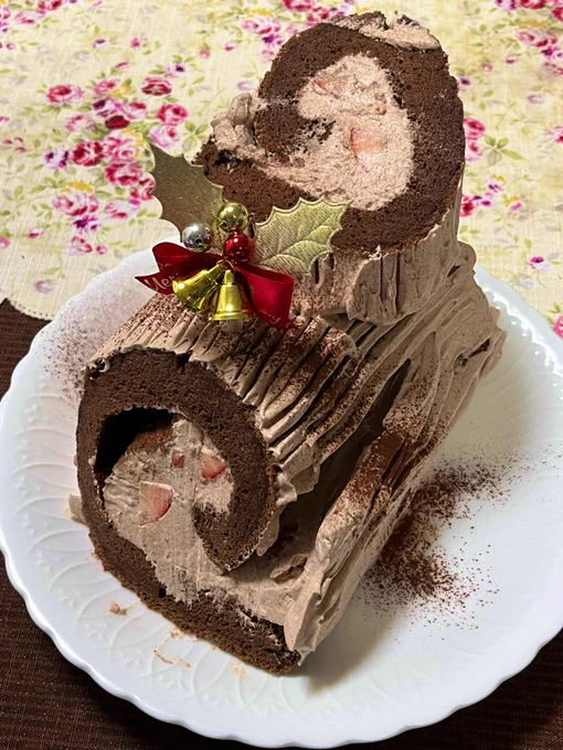 今年のブッシュドノエルは自重で崩壊する朽ちた木に似せて作りました(汚ねぇ) 