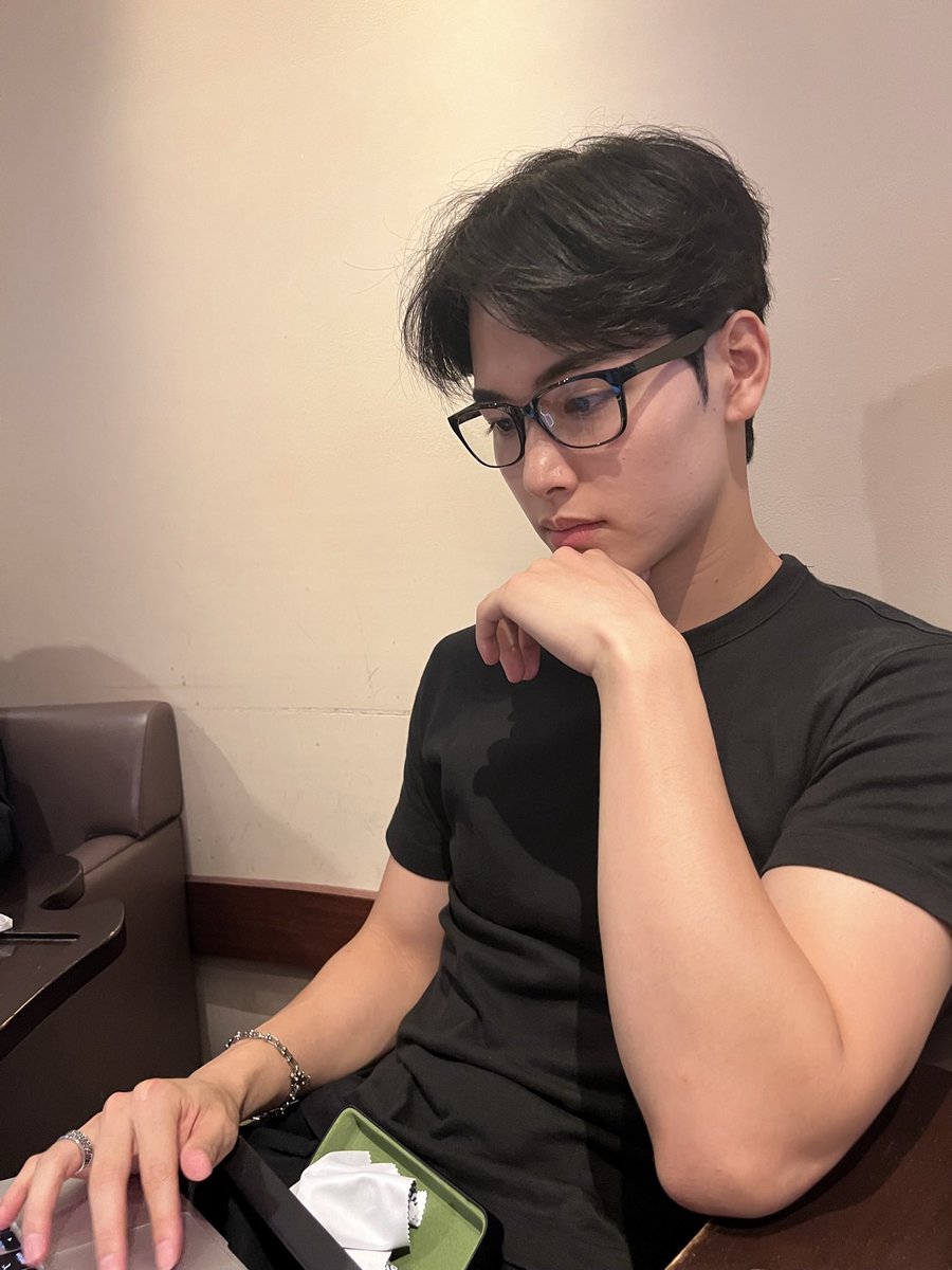 shun_zhongxi's tweet photo. 안경 https://t.co/uXTfynW0bD