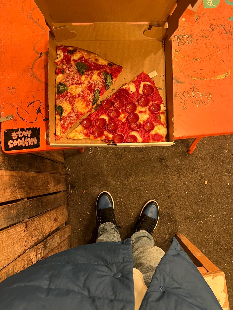 parrishonline's tweet photo. One thing about me, ima have a slice of pizza. https://t.co/QD9FFJJwa0