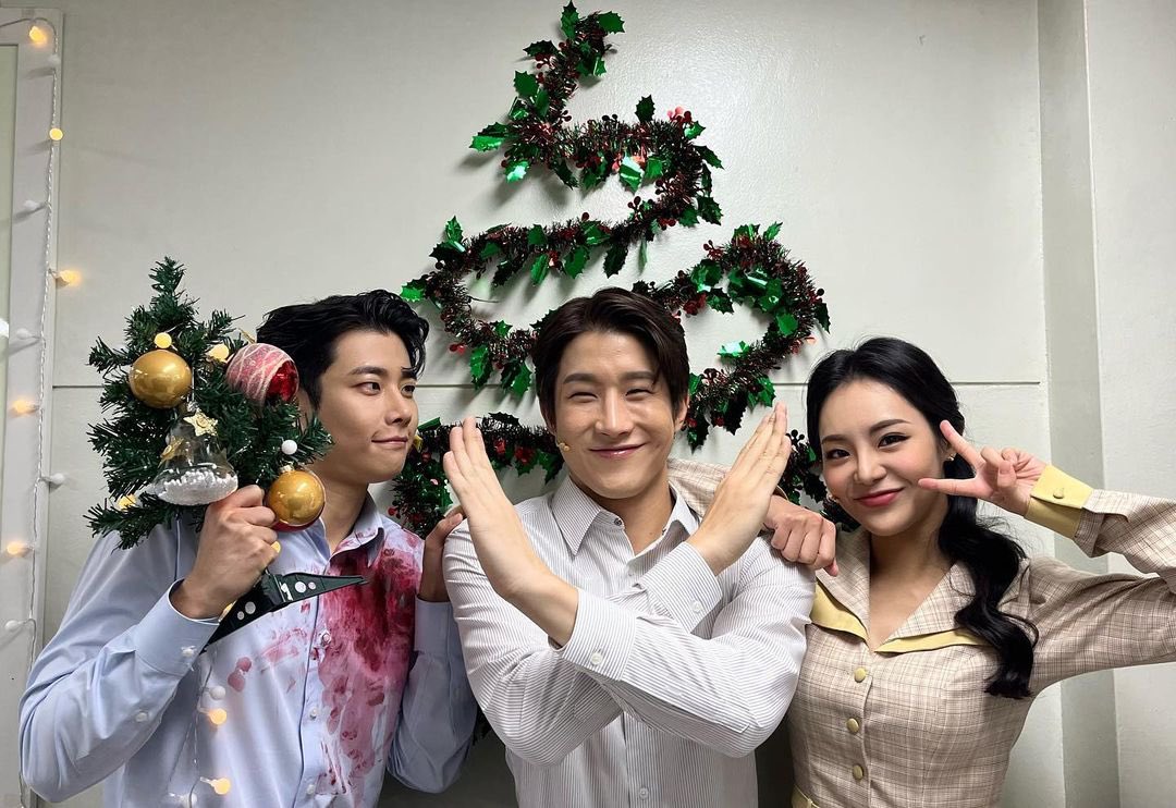 231224 #뮤지컬겨울나그네
Our Minwoo, Hyuntae and Dahye 🫶🫶🫶
SO CUTE!!!!!
The way they put hyuntae in the middle LOL isnt it supposed to be Dahye?? 🤣🤣🤣
#엠제이 #진진 #아스트로 #ASTRO