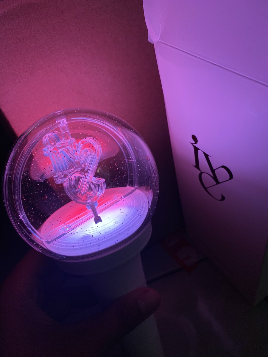 wts ls ive belum pernah dipake sama sekali, bisa cod daerah bogor - depok, aku jual rugi aja karena konser ive diundur jauh banget bikin bt, 500k belum ongkir #zonauang #zonajajan