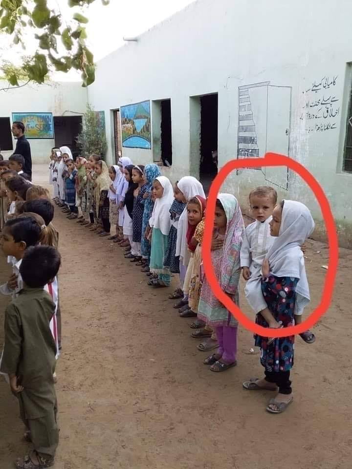 momentmemori's tweet photo. بڑی بہن ماں کا روپ ہوتی ہے مگر دنیاوی لالچ میں آکر یہی چوٹے بھائی جائیداد میں بڑی بہن کا حصہ کھاجاتے ہیں ، https://t.co/9slyWxxyKR